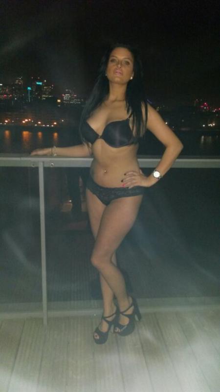 Izabell - English Brunette Escort